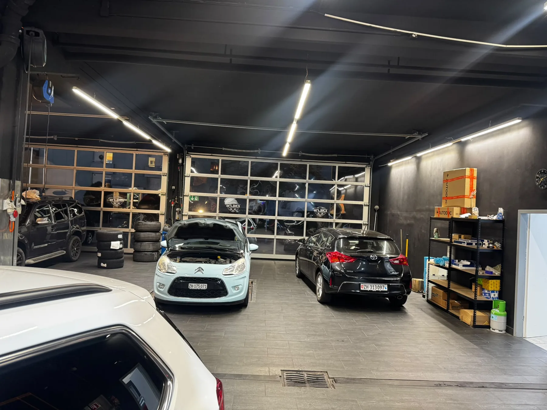 Dili’s Garage Winterthur: Innenansicht der Autowerkstatt mit Fahrzeugen