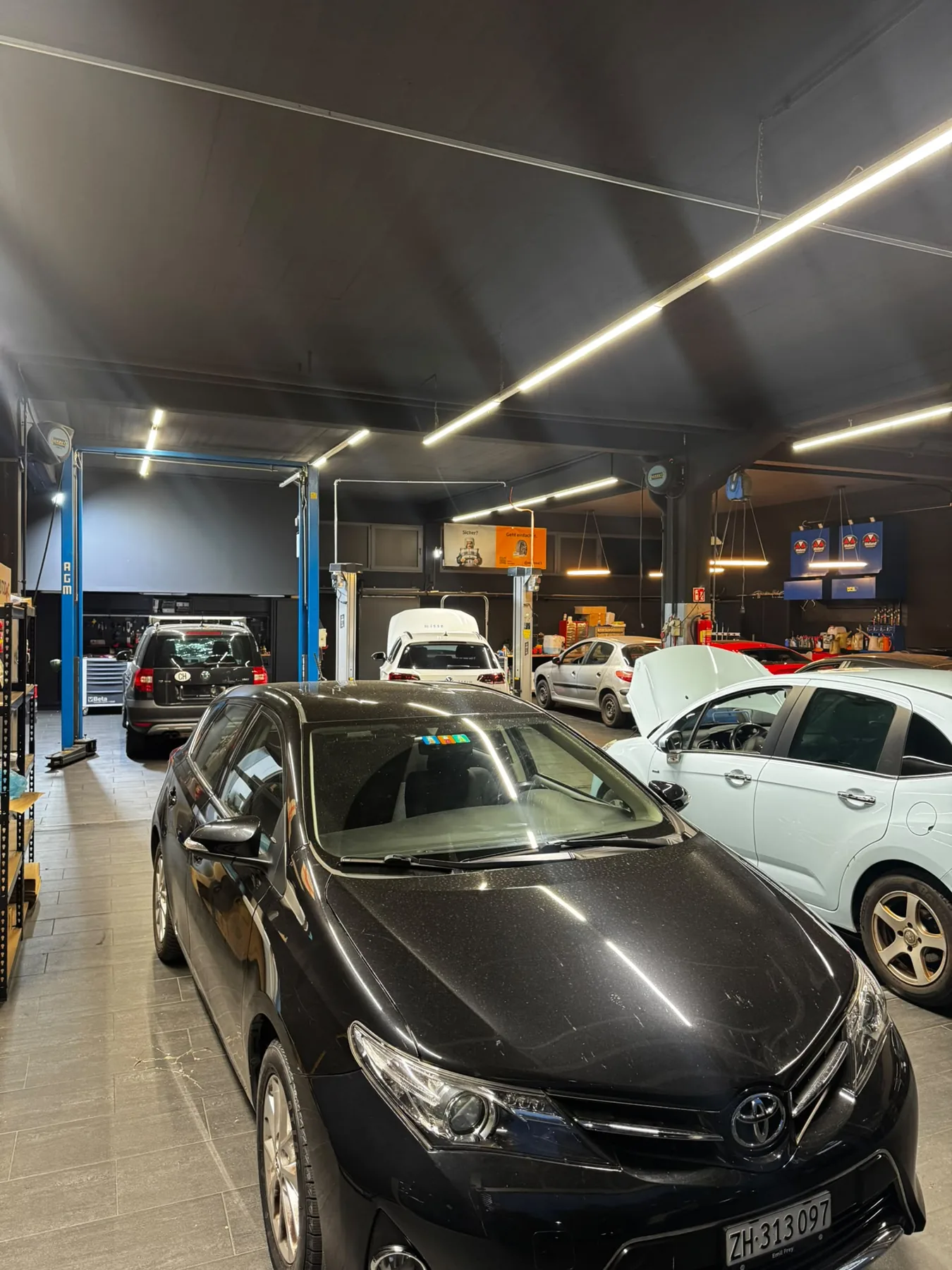 Fahrzeuge in der Reparaturhalle bei Dili’s Garage Winterthur