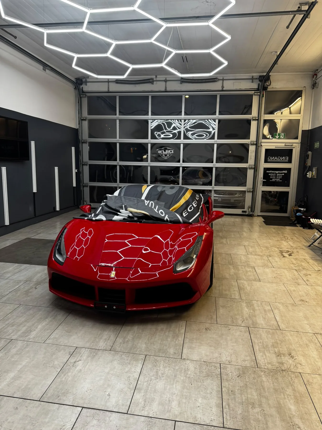 Ferrari in der Fahrzeugpräsentation bei Dili’s Garage in Winterthur