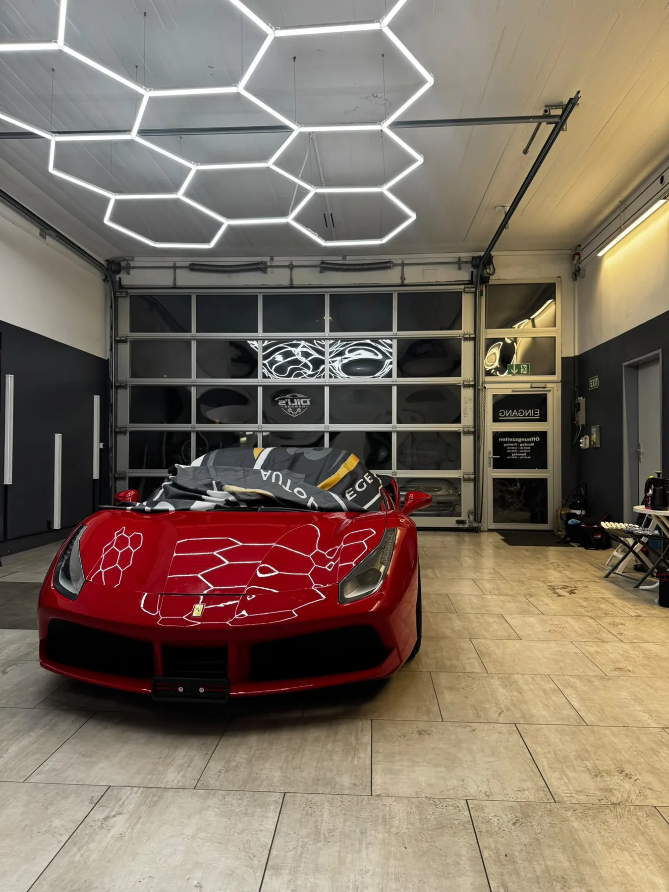 Roter Ferrari im Fahrzeugbereich bei Dili’s Garage Winterthur
